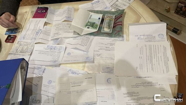 В Сургуте с поличным поймали врача «торговавшего» справками о запрете вакцинации