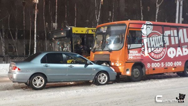 В Сургуте иномарка протаранила в лоб автобус с пассажирами
