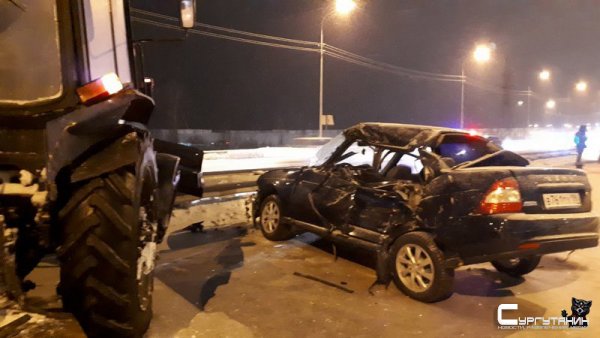 В Сургуте Лада протаранила снегоуборочный трактор