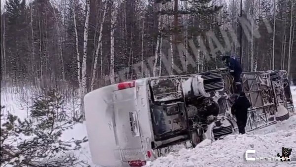 Автобус с пассажирами опрокинулся в кювет на трассе в Югре