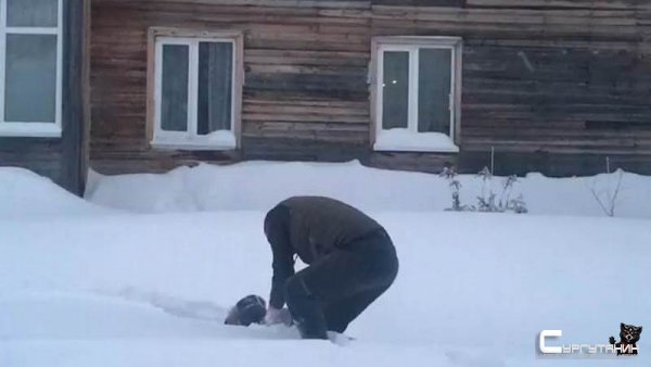 В Югре таксист пришел на помощь ребенку, провалившемуся в сугроб