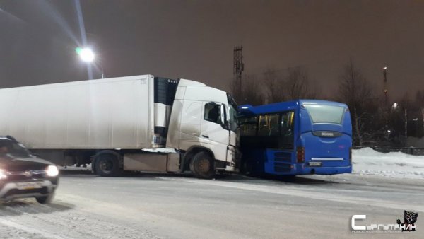 В Сургуте водитель «ГАЗели» спровоцировал массовое ДТП с пострадавшими