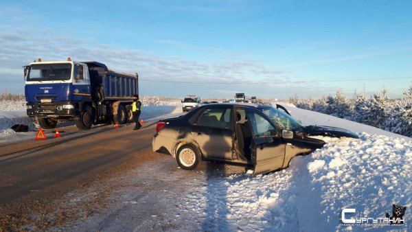 На выезде из Сургута легковушка протаранила КамАЗ