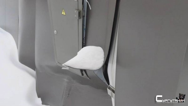 «Почти» как новая. В Сургуте автомобиль повредил новенькую теплую остановку