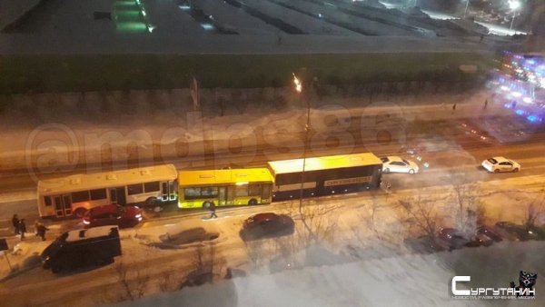Паровозик из автобусов. В Сургуте случилось необычное тройное ДТП