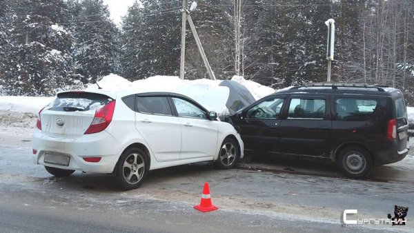 Неконтролируемый дрифт. В Сургуте автоледи не справилась с управлением и протаранила «Ладу»