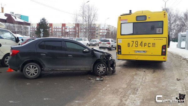 В Сургуте иномарка протаранила автобус