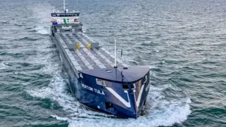 Первое грузовое судно с солнечными панелями готовится к морскому рейсу