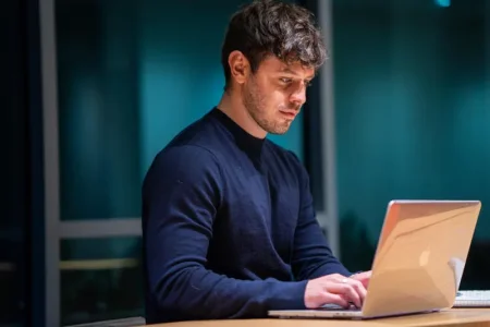 Россияне всё чаще выбирают недорогую электронику — средний чек упал на 20 %