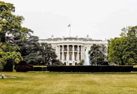 Белый дом усиливает контроль над выпуском передовых ИИ-моделей в США